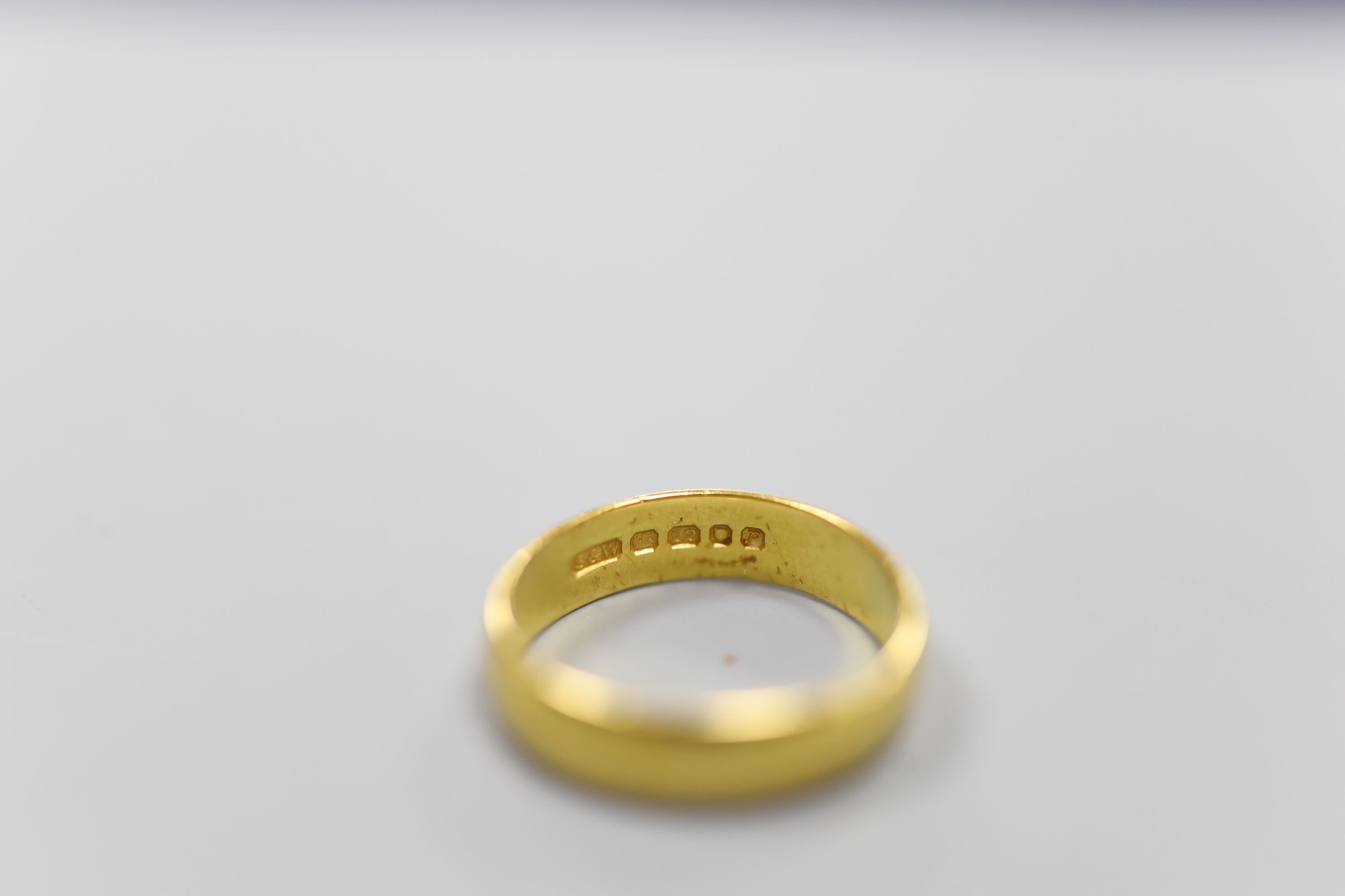 A 22ct gold wedding band, size L